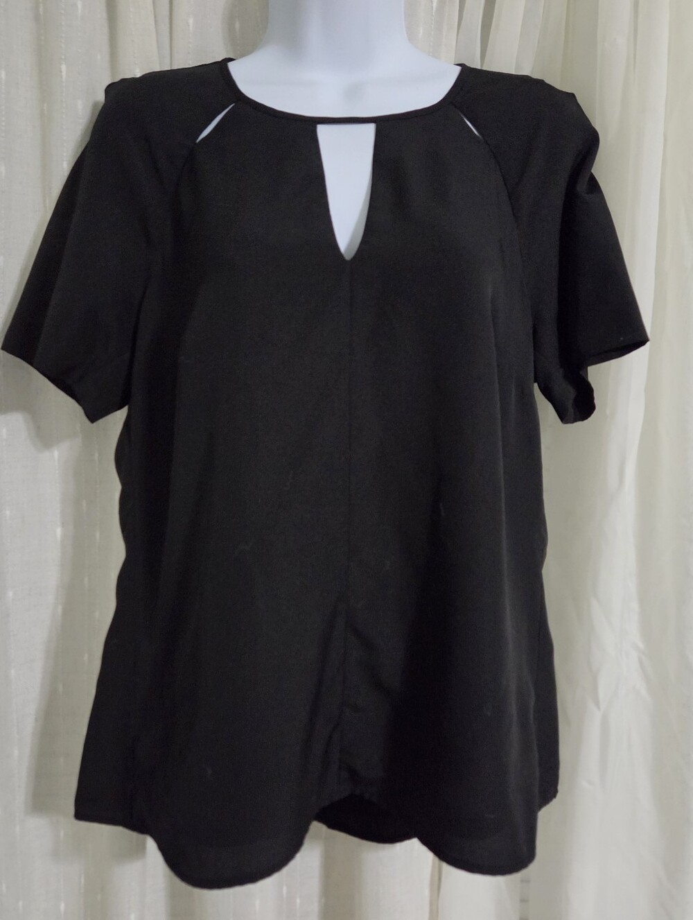 Les Serein Classic Black Keyhole Short Sleeve Blouse